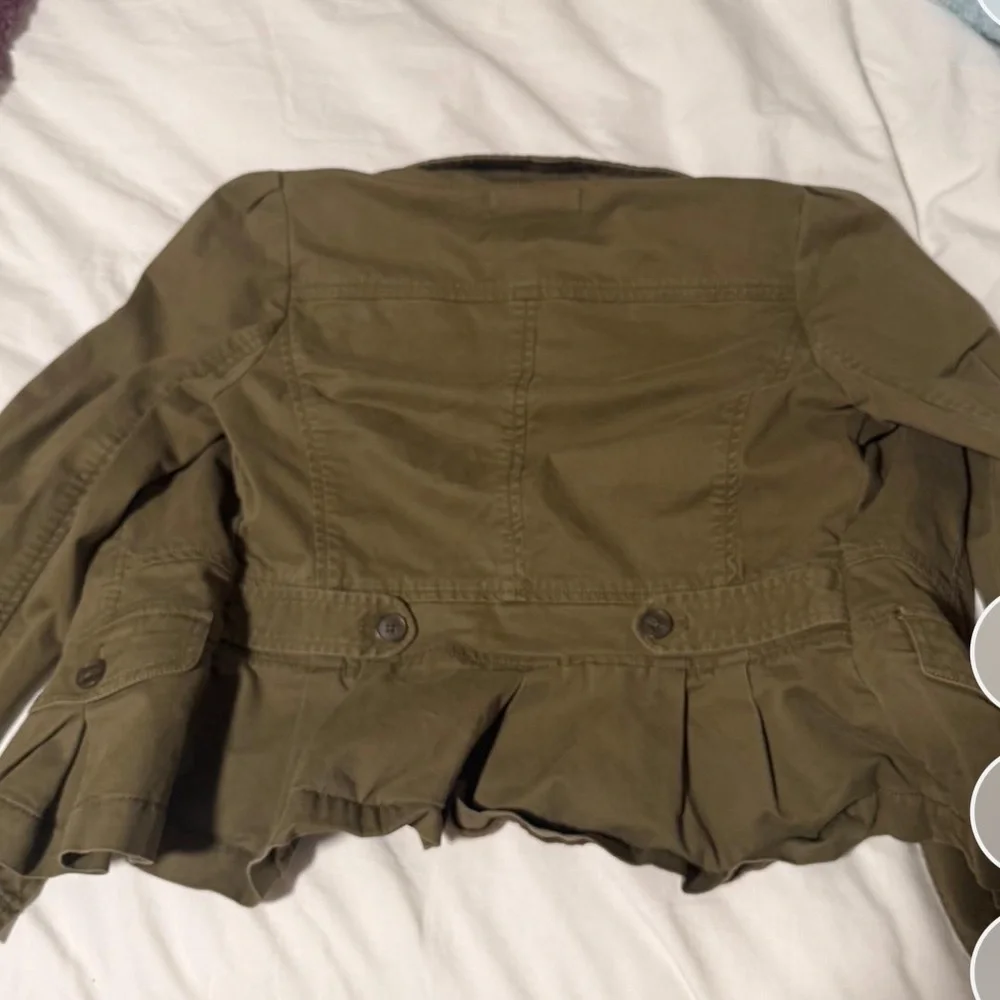 Loft green cropped jacket with cute ruffle back hem - Picture 4 of 4